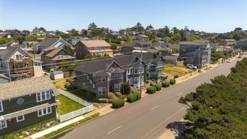 Newport House | Ocean view homes with hot tubs enclosed yard fireplace - 1 block to the beach