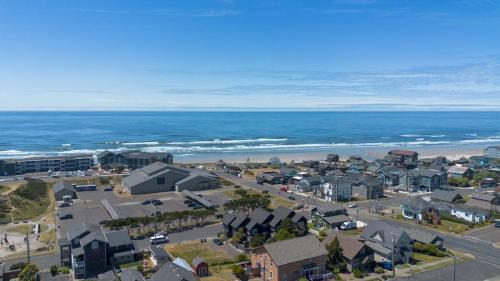 Newport House | Ocean view homes with hot tubs enclosed yard fireplace - 1 block to the beach