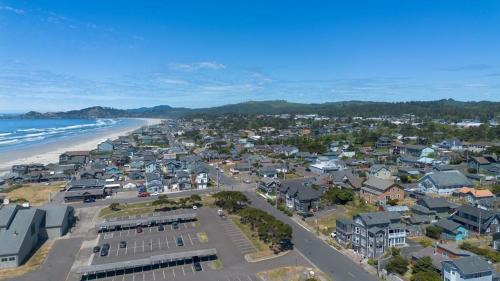 Newport House | Ocean view homes with hot tubs enclosed yard fireplace - 1 block to the beach