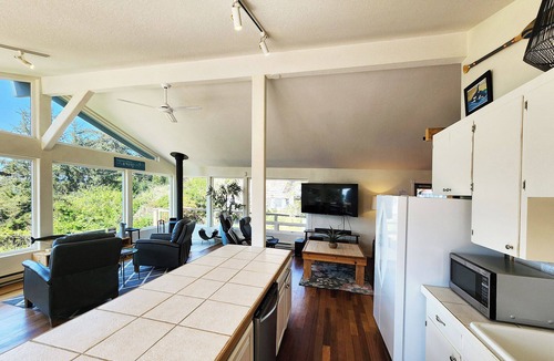 Otter Rock House | Ocean View in Otter Rock! Wood Stove! Surfing~Otter Rock Hideaway