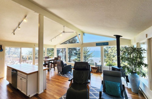 Otter Rock House | Ocean View in Otter Rock! Wood Stove! Surfing~Otter Rock Hideaway