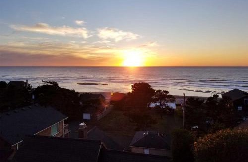 Lincoln City House | Ocean-View Lincoln City Retreat w/3 Viewing Decks