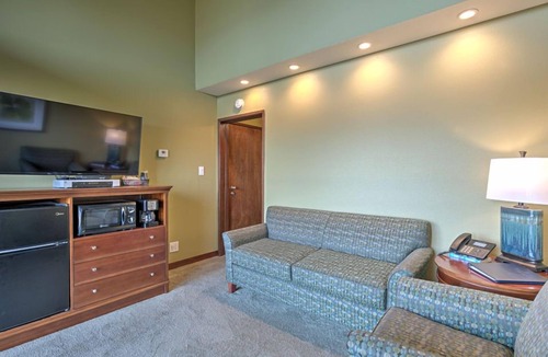 Otter Rock Hotel | Ocean-View Mini Suite with Queen Bed