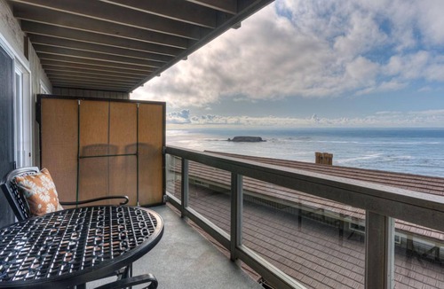 Otter Rock Apartment | Ocean-View Queen Studio with Private Balcony