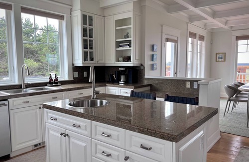 Long Beach House | Ocean-View Spa Home/Sauna · Cold Plunge · Hot Tub/Sleeps 10