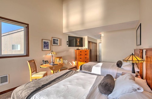 Otter Rock Hotel | Ocean-View Suite w/2 Queen Beds