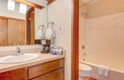 Otter Rock Hotel | Ocean-View Suite w/2 Queen Beds