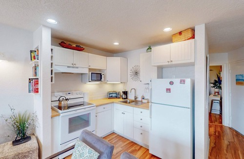 Neskowin House | Oceanfront 2nd floor condo with ocean views balcony and seasonal beach access
