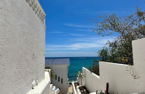 Buenavista House | Oceanfront Condo Patio and shared Pool Casita Mar y Sol