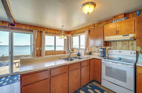 Birch Bay Cottage | Oceanfront Cottage w/Patio & Views in Birch Bay!