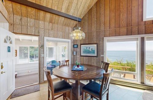 Brookings House | Oceanfront cottage with private hot tub & W&D- central locale near beach access