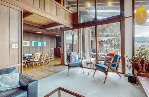 Elk House | Oceanfront Elk House Bluff View Deck Near beach