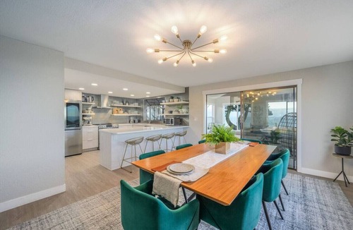 Oak Harbor House | Oceanfront Family Retreat