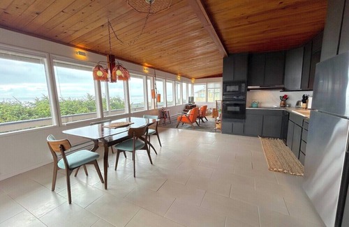 Florence House | Oceanfront Midcentury Beach House at Heceta Beach