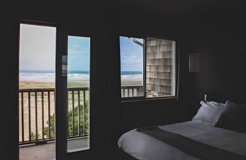 Long Beach Hotel | Oceanfront Oasis: Long Beach Retreat Near Discovery Trail! Pets Allowed, Pool.