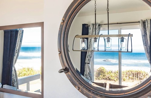 Lincoln City House | Oceanfront Oasis w/Hot Tub + Exclusive Glass Float Hunt, Sleeps 13, Pet Friendly