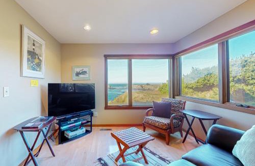 Caspar House | Oceanfront Retreat Close to Activities & the Beach