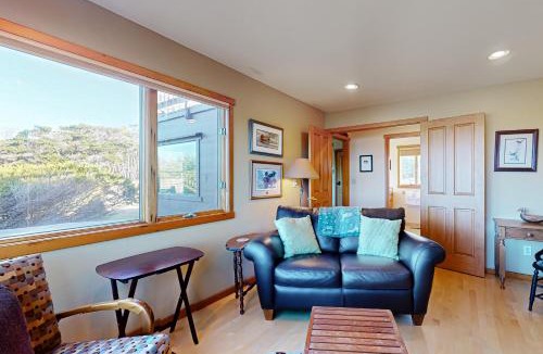 Caspar House | Oceanfront Retreat Close to Activities & the Beach