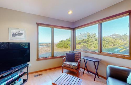 Caspar House | Oceanfront Retreat Close to Activities & the Beach