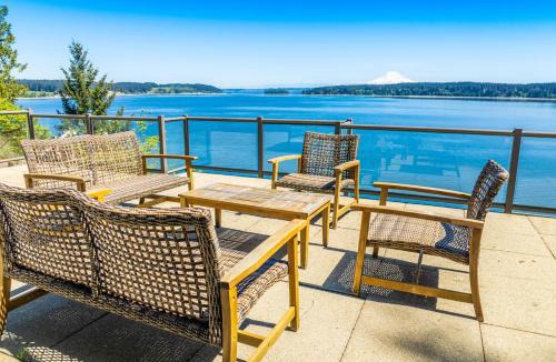 Longbranch House | Oceanfront Retreat, Mount Rainier, King bed, Games