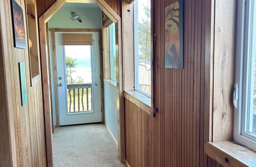 Newport Apartment | Oceanfront, Sauna, Large Oceanview Soaking Tub, dog friendly with yard