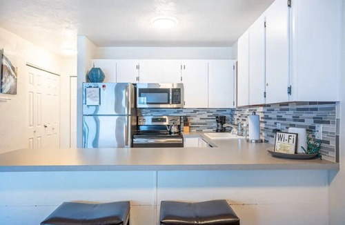 Newport Condo | Oceanfront studio with King bed, hot tub & AC