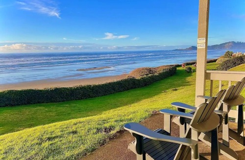 Newport Condo | Oceanfront studio with King bed, hot tub & AC