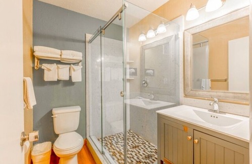 Loma Alta Hotel | Oceanside Retreat + Beach Access – 2 Budget-Friendly Rooms
