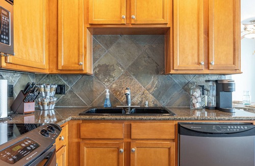 Rockaway Beach Condo | Oceanview 2-bedroom Penthouse Steps to the Beach