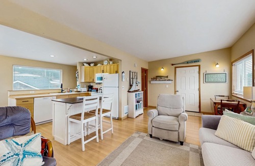 Pacific Beach Condo | Oceanview & dog-friendly home with fenced yard - dig for clams
