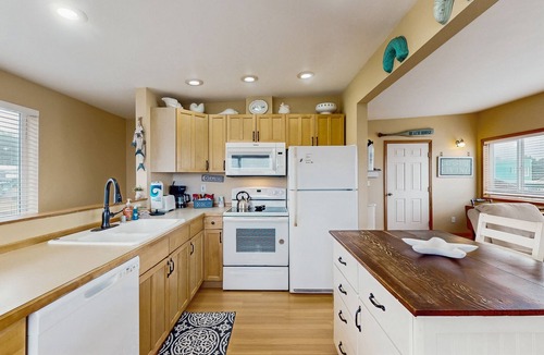 Pacific Beach Condo | Oceanview & dog-friendly home with fenced yard - dig for clams