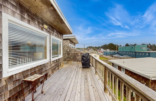 Pacific Beach Condo | Oceanview & dog-friendly home with fenced yard - dig for clams