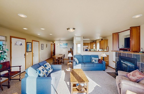 Port Orford House | Oceanview home w/Jetted tub and great location - near the port and beach access