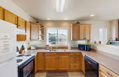 Port Orford House | Oceanview home w/Jetted tub and great location - near the port and beach access