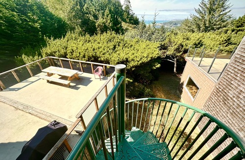 Port Orford House | Oceanview Retreat – Walk to Beach, Dog-Friendly
