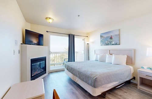 Lincoln City House | Oceanview Studio on the Main Level Nearby Beach Access Dogs Welcome