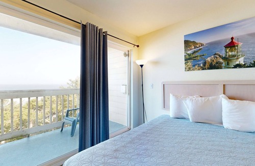 Lincoln City House | Oceanview Studio on the Main Level Nearby Beach Access Dogs Welcome