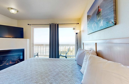 Lincoln City House | Oceanview Studio on the Main Level Nearby Beach Access Dogs Welcome