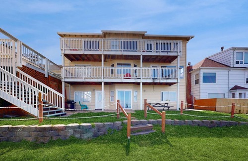 Lincoln City House | Oceanview Studio on the Main Level Nearby Beach Access Dogs Welcome