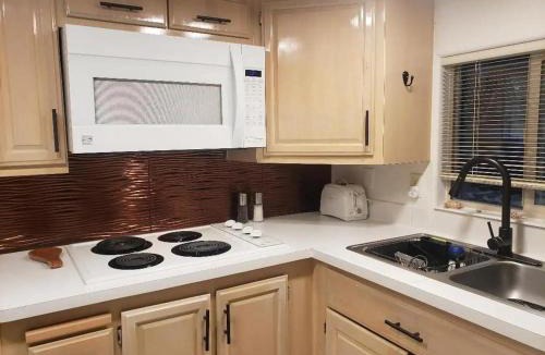 Smith River House | Odysea Ocean Cabin 26 w Jacuzzi & Modern Decor