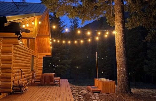 Missoula County Cabin | Off-Grid Log Cabin with Sauna & Hot Tub