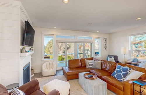 Nelscott House | Off of the Hook