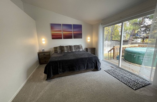 Southwest Bend House | Old Mill Family Home w/hot tub & trampoline
