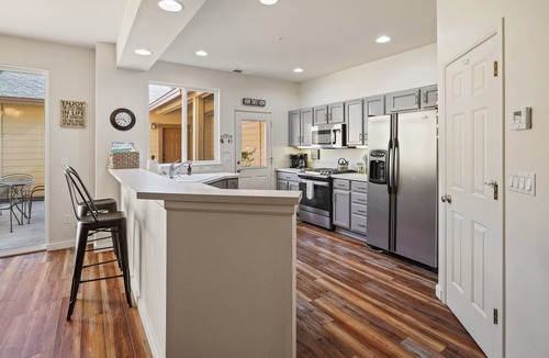 Southern Crossing House | Old Mill Magic - Hot Tub, A/C, Modern & Updated, Nestled Between Old Mill & Downtown