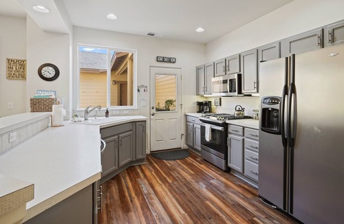 Southern Crossing House | Old Mill Magic - Hot Tub, A/C, Modern & Updated, Nestled Between Old Mill & Downtown