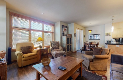 Mammoth Lakes Condo | On the Golf Course! Bright, Updated. Private Gas Grill, Washer/Dryer