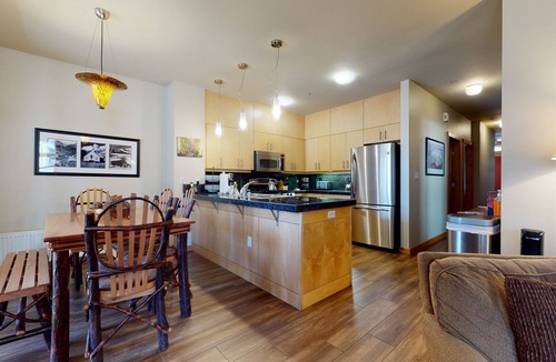 Mammoth Lakes Condo | On the Golf Course! Bright, Updated. Private Gas Grill, Washer/Dryer