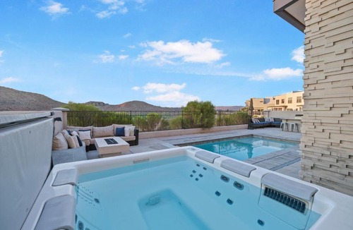 Washington House | On the Golf Course Sleeps 30 Private Pool & Spa