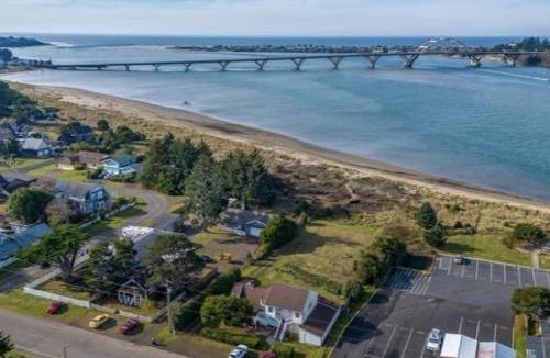 Waldport House | On the Water's Edge - Dog-Friendly Crabbing Bridge Views & More