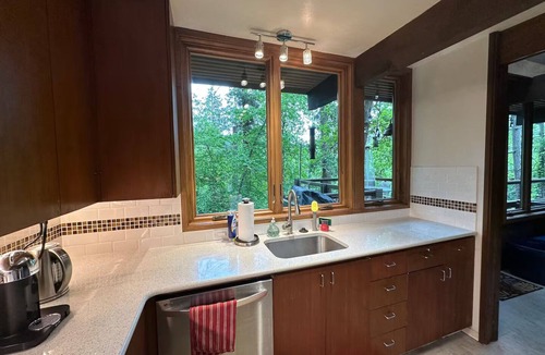 Southeast Eugene House | One of a kind home in the trees! 3-bedroom home in Eugene with WiFi, AC